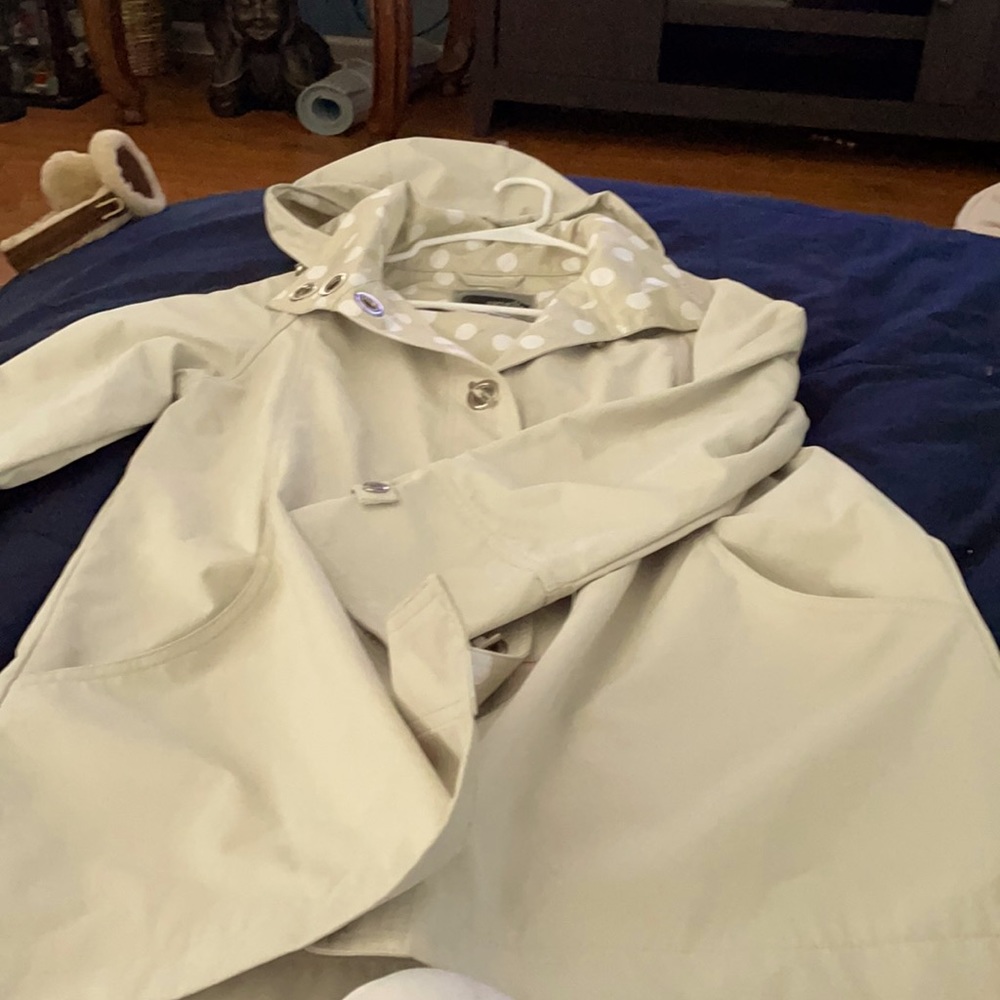 Cream/light tan rain coat fashionable w/ hood